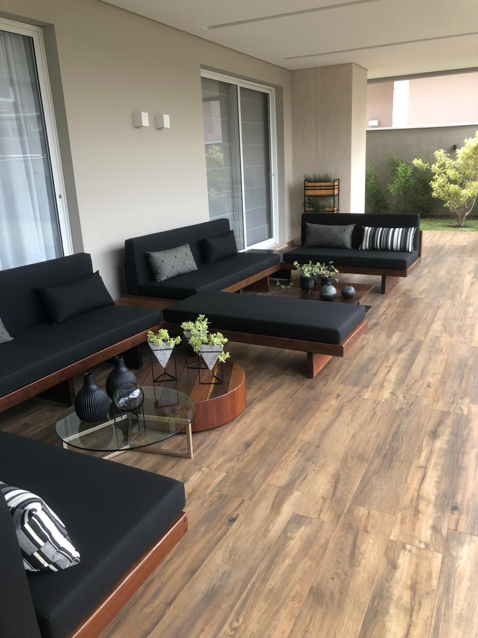 Conjunto de assentos e mesas com estrutura de madeira