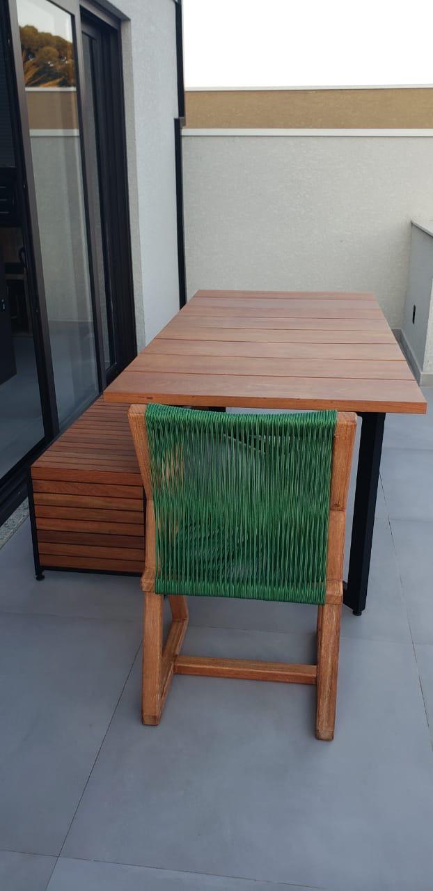 Conjunto de mesa e banco em madeira para varanda