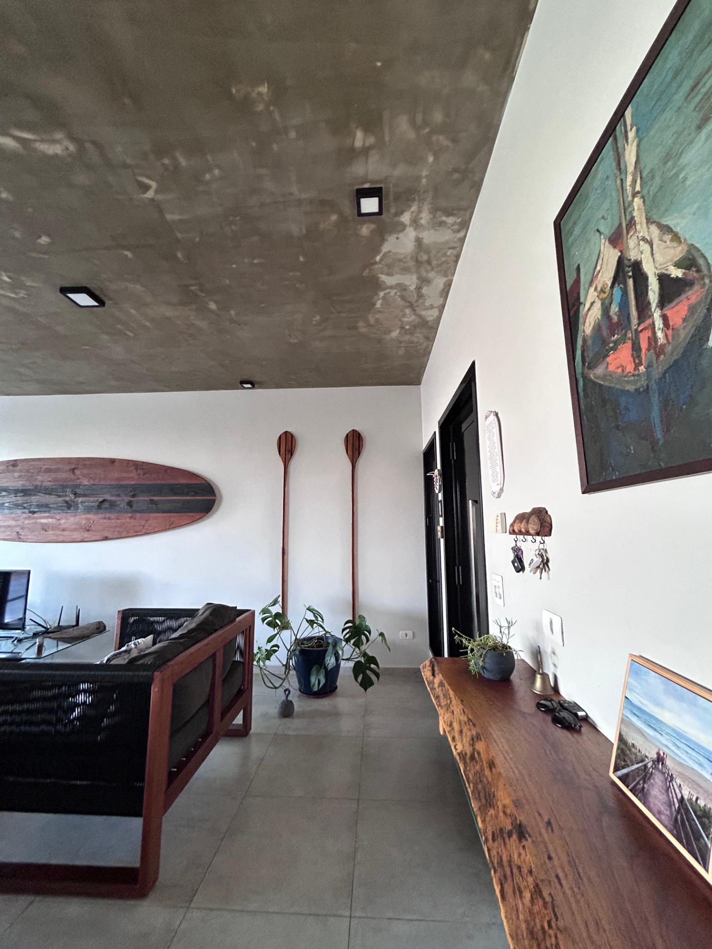 Interior da Casa Alma de Surfista com mobiliário e peças em madeira