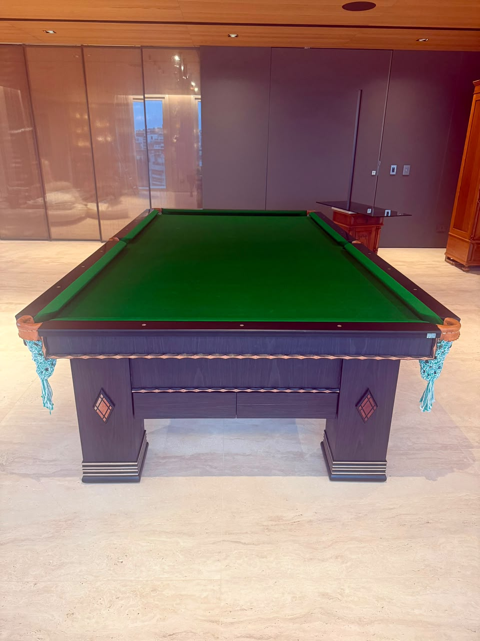 Mesa de sinuca com acabamento artesanal em madeira