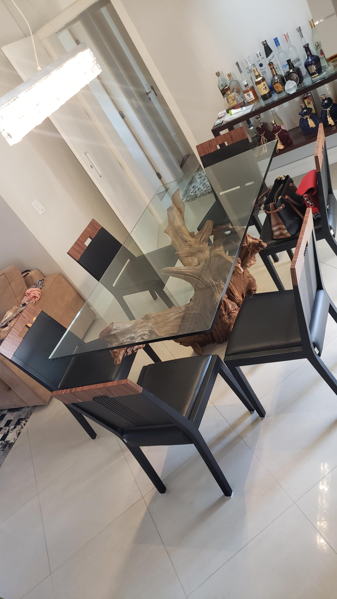 Mesa de jantar com base de raiz e tampo de vidro