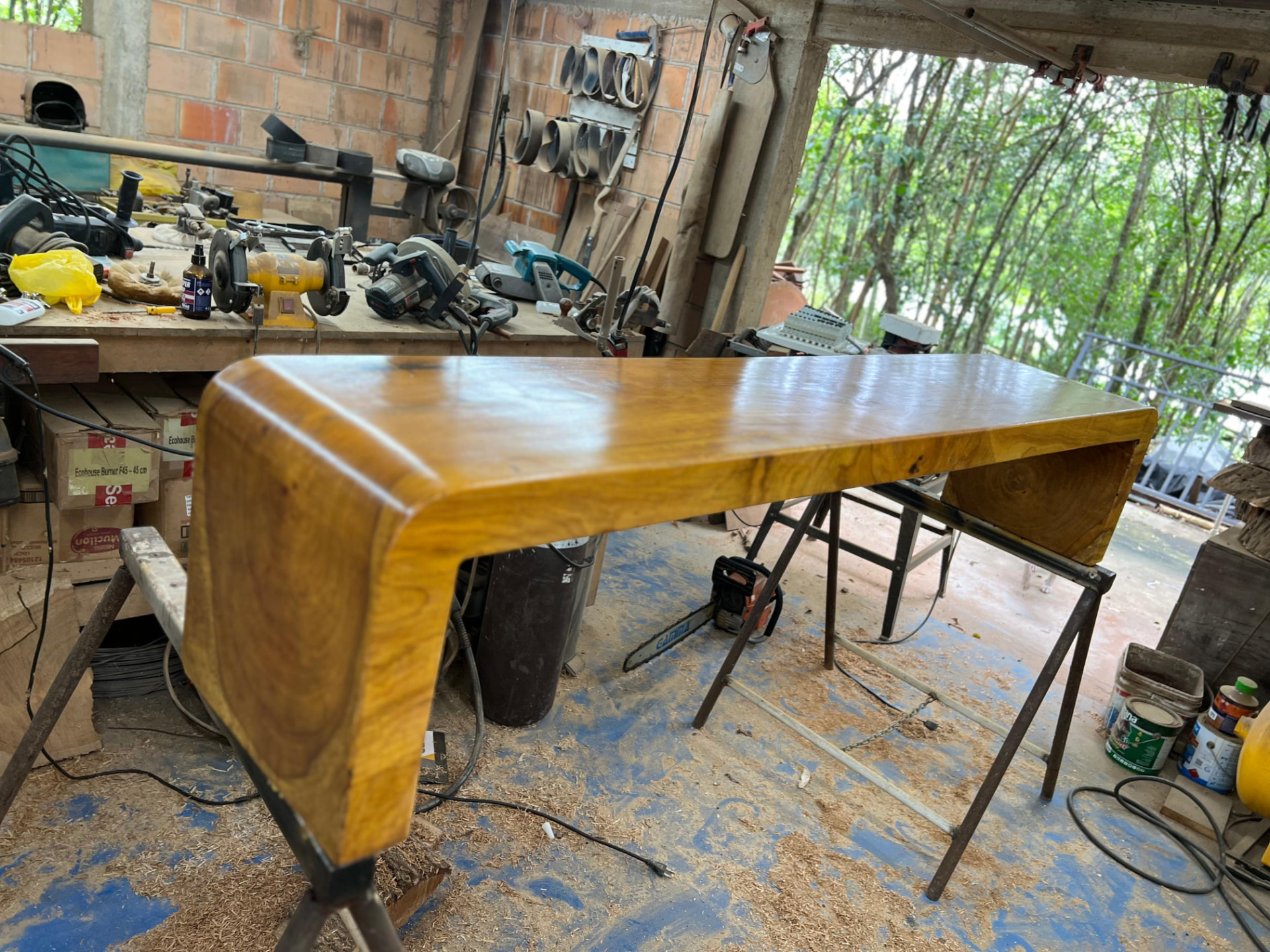 Mesa de madeira com laterais contínuas em acabamento na oficina