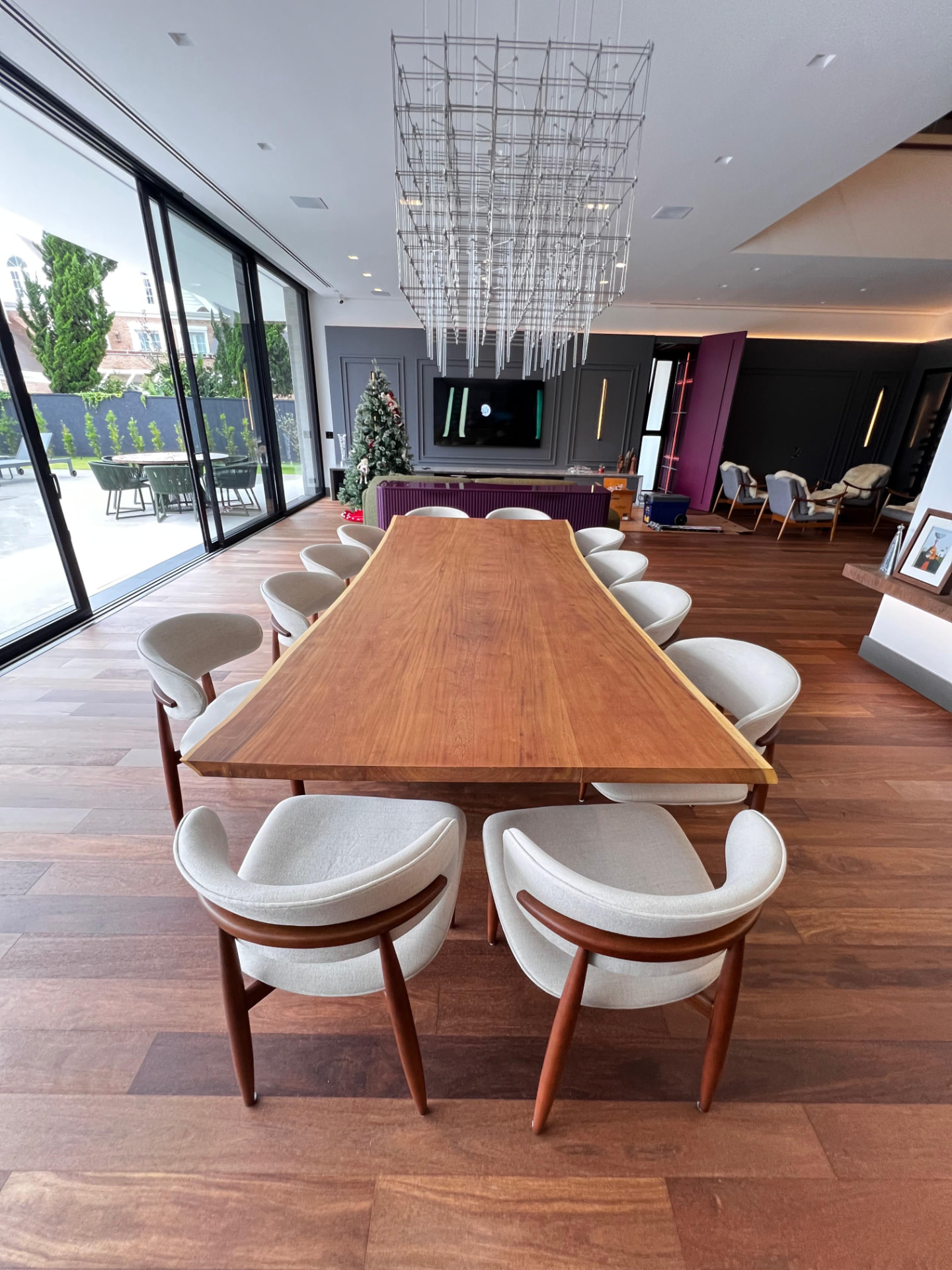 Mesa de jantar longa em madeira com borda natural
