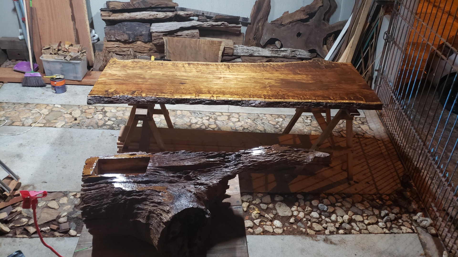 Mesa de prancha com borda natural em acabamento na oficina