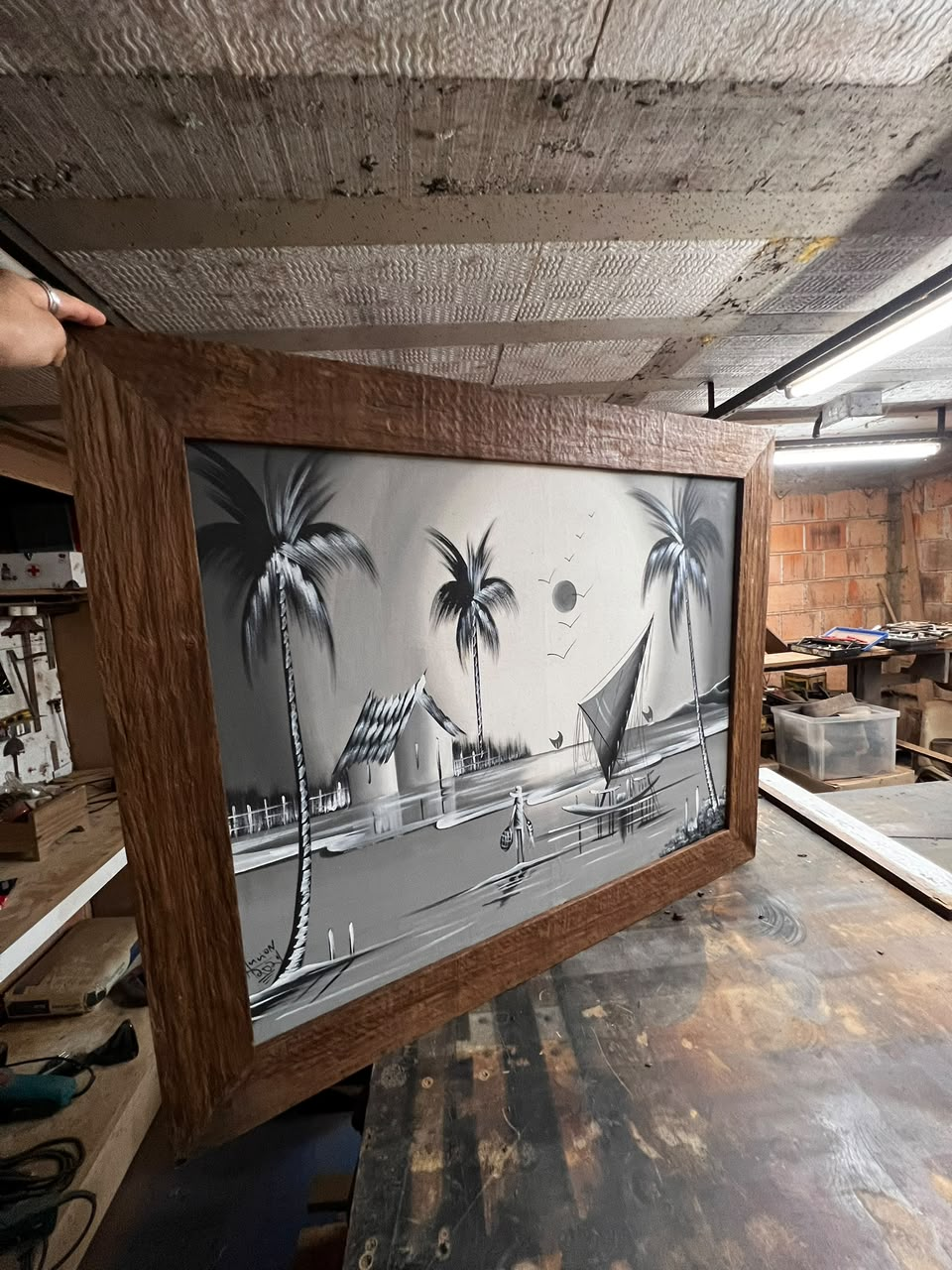 Quadro com moldura artesanal em madeira