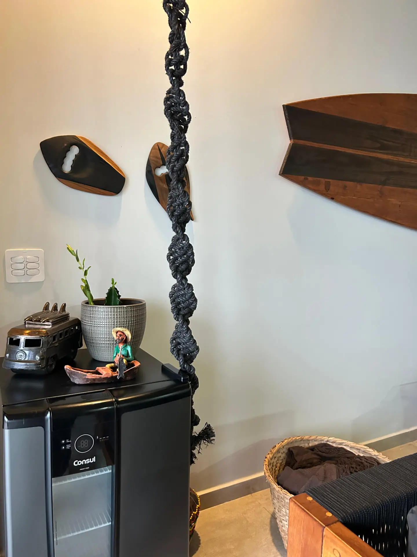 Detalhes em madeira na parede da Casa Alma de Surfista
