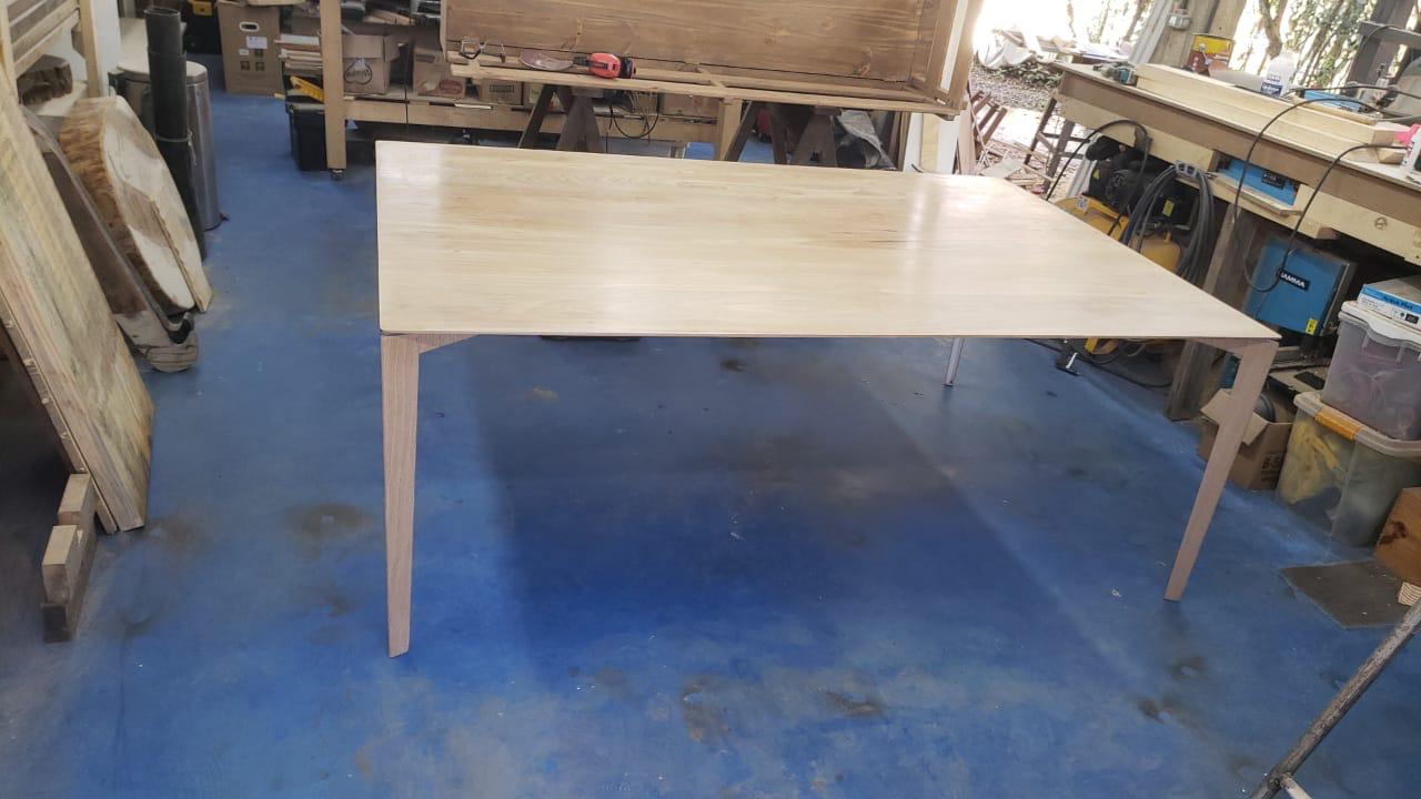Mesa retangular de madeira clara na oficina