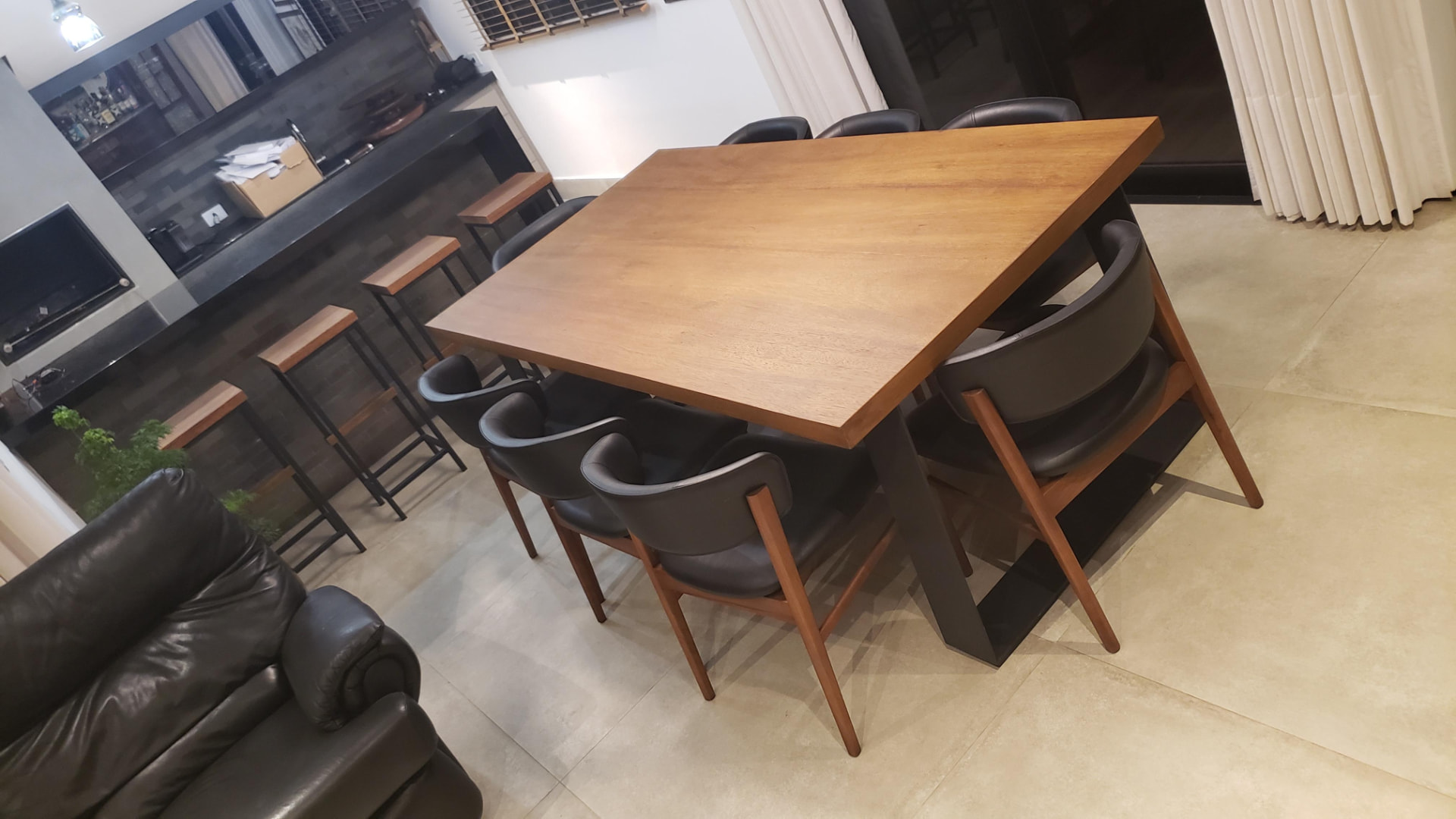 Mesa de jantar em madeira com base central escura