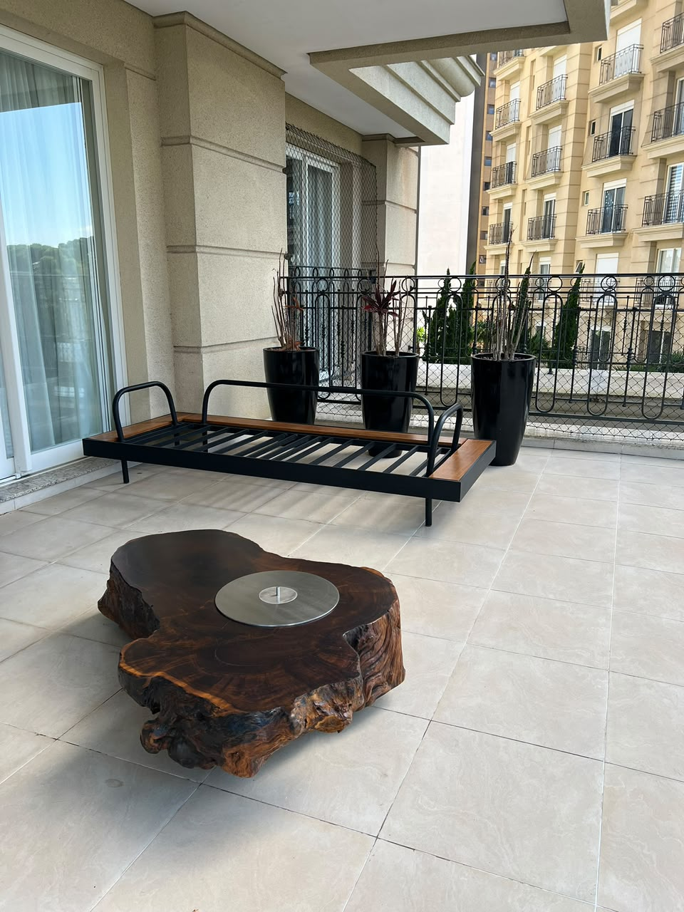 Mesa de centro escultórica em madeira