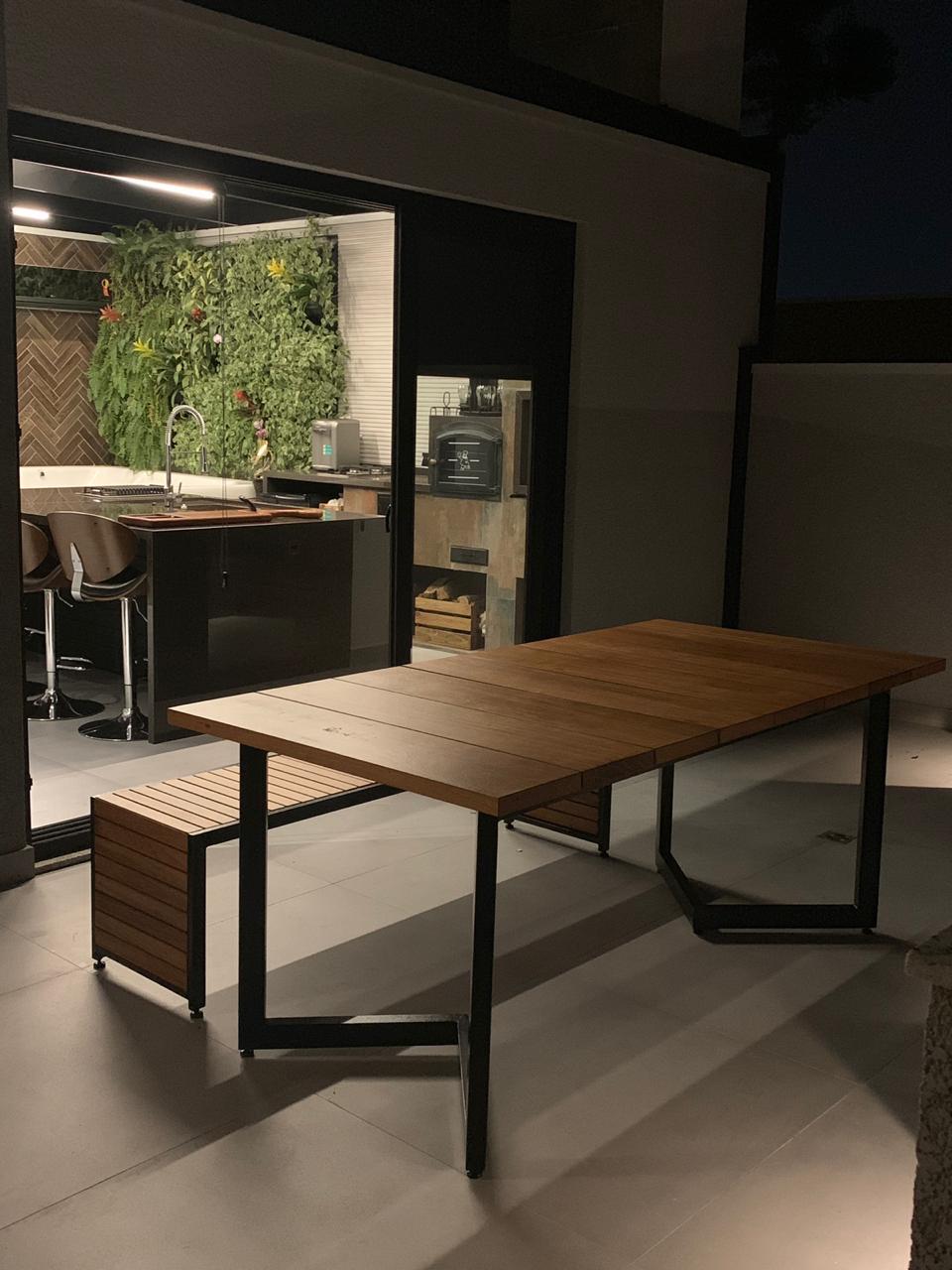 Mesa retangular de madeira em área externa