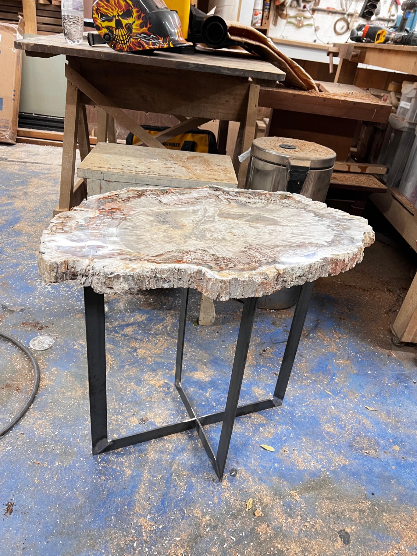 Mesa lateral com tampo de seção de tronco na oficina
