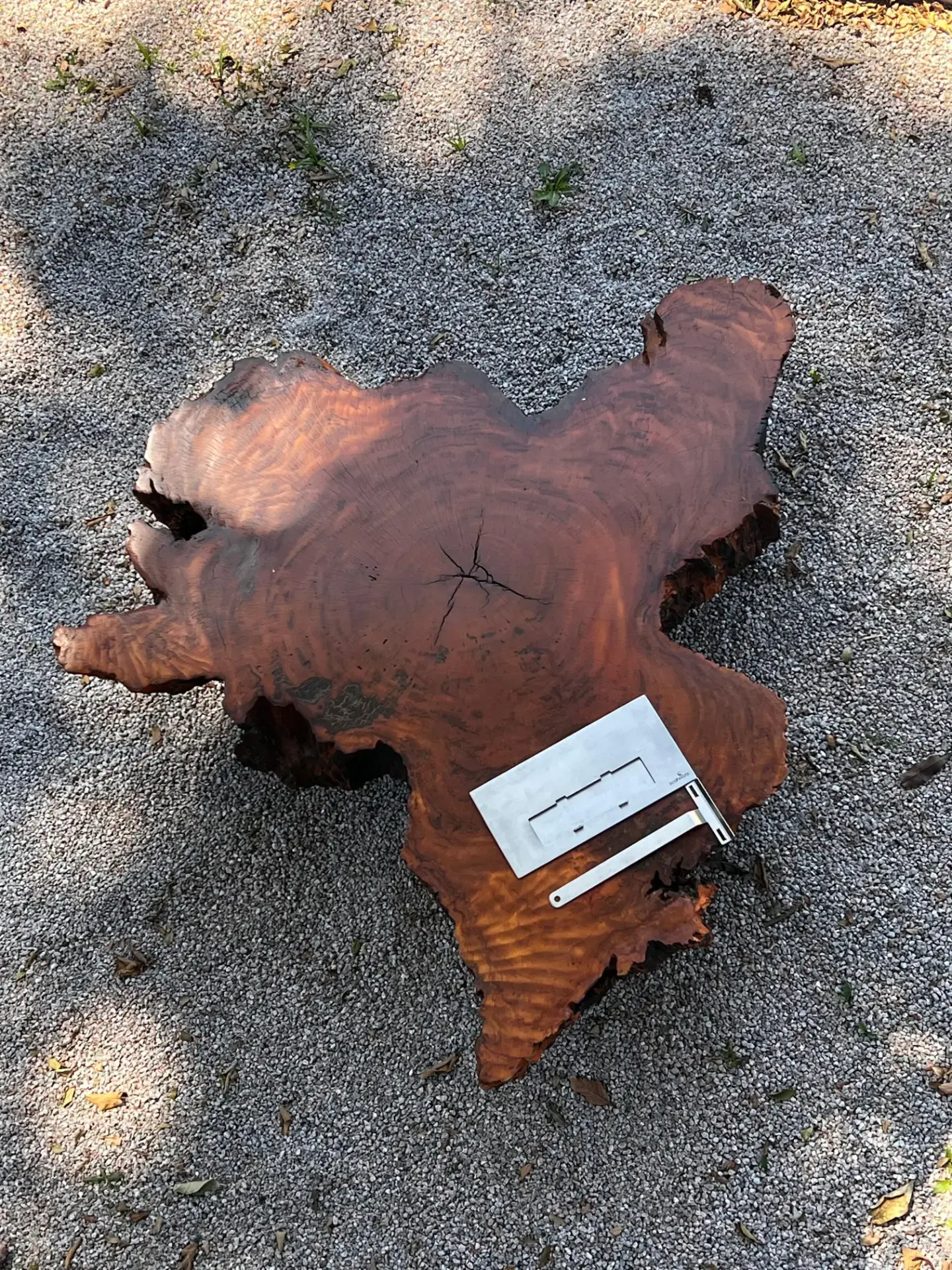 Lareira em madeira de forma orgânica