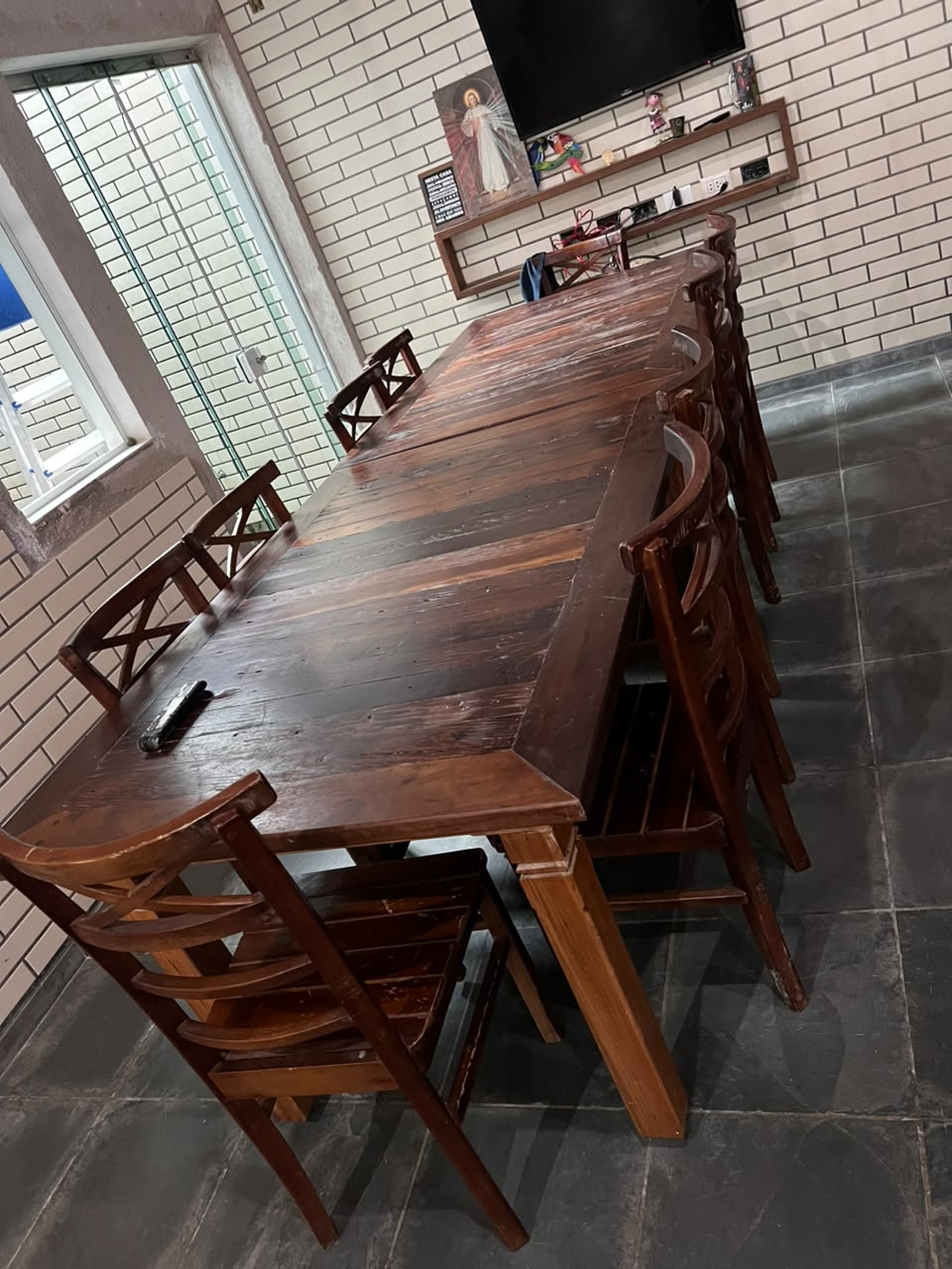 Mesa de jantar longa em madeira com cadeiras