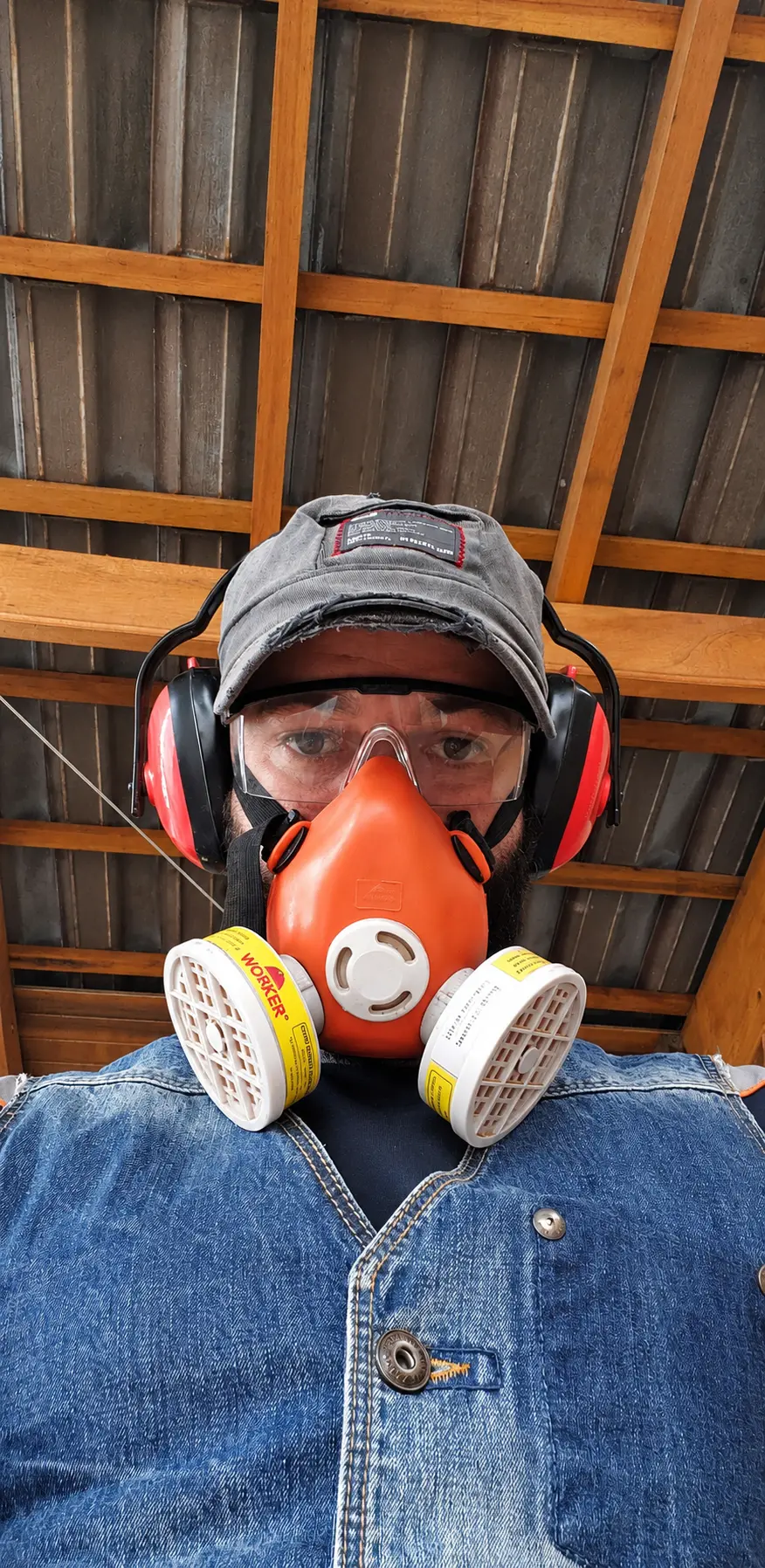 Maxsuel Moretto Xavier Schobiner trabalhando com equipamento de proteção
