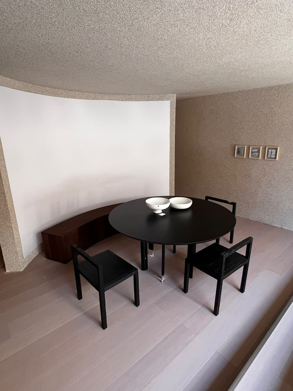 Conjunto de mesa redonda e banco curvo em madeira