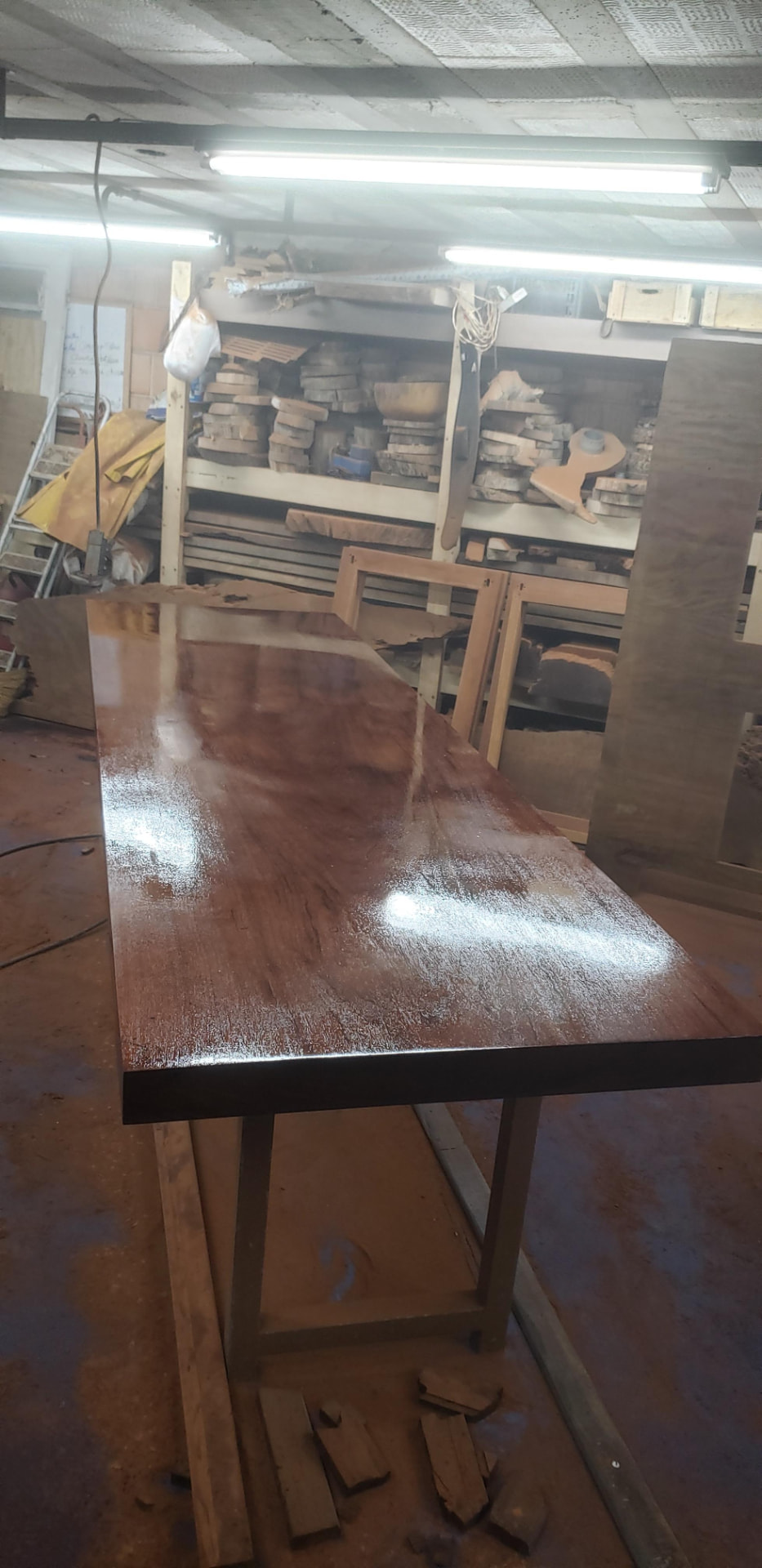 Mesa de madeira com acabamento brilhante na oficina