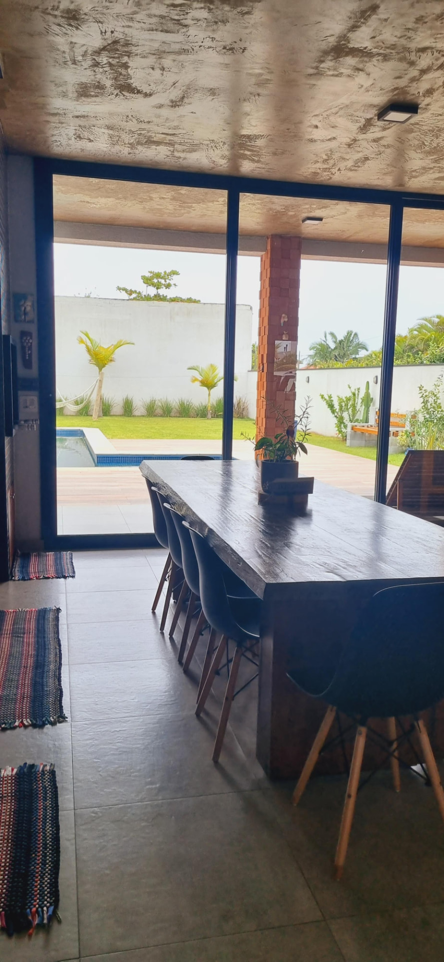 Mesa de jantar em madeira no interior da Casa Alma de Surfista