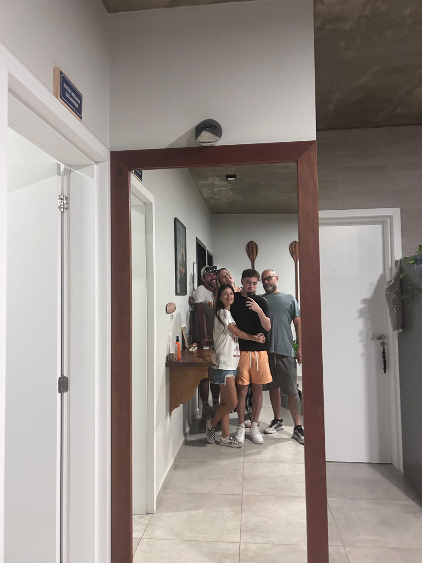 Espelho com moldura de madeira no interior da Casa Alma de Surfista