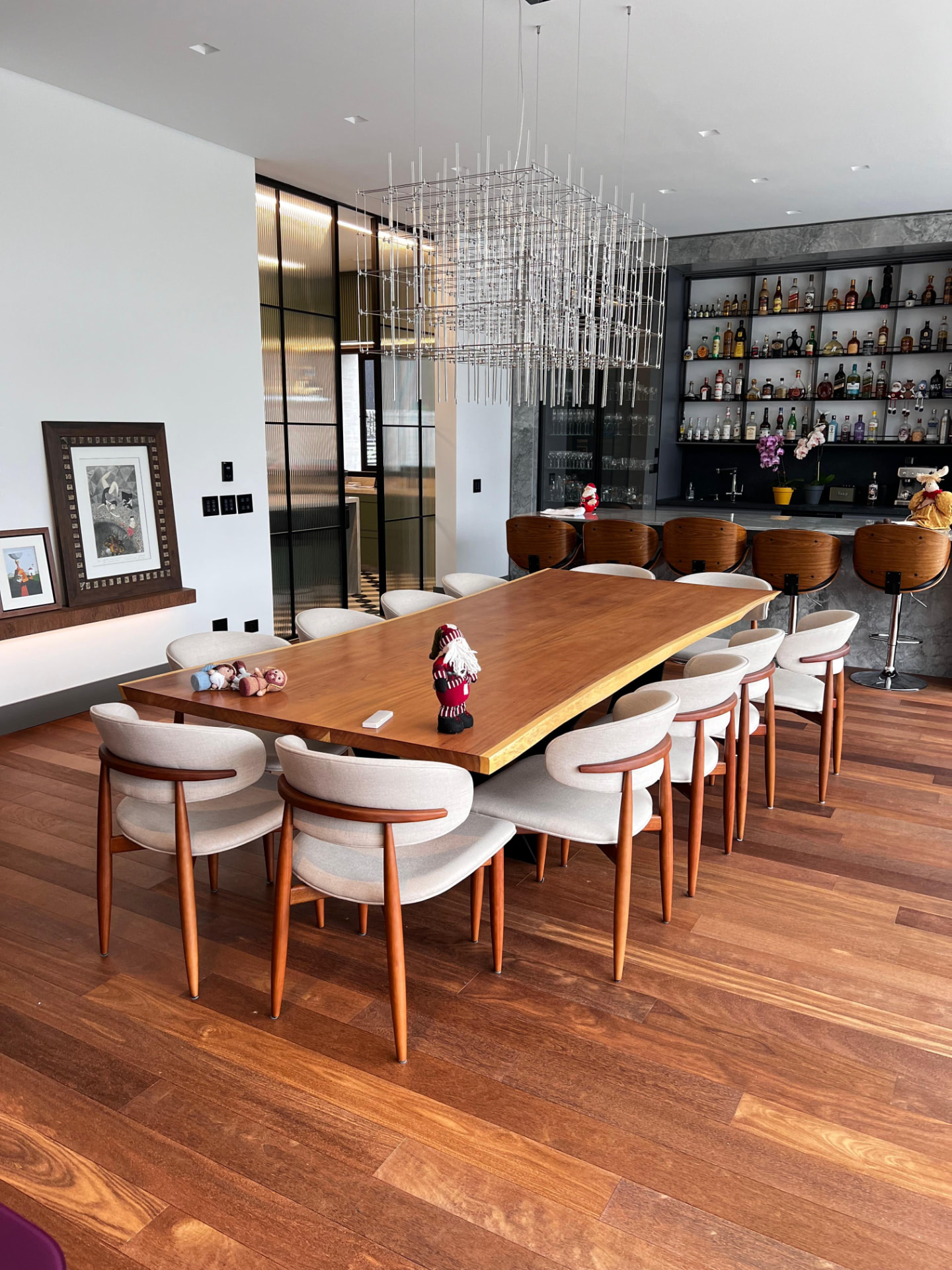 Mesa de jantar longa em madeira em sala contemporânea
