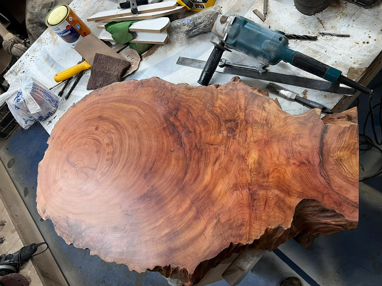 Tábua de madeira com contorno natural na oficina