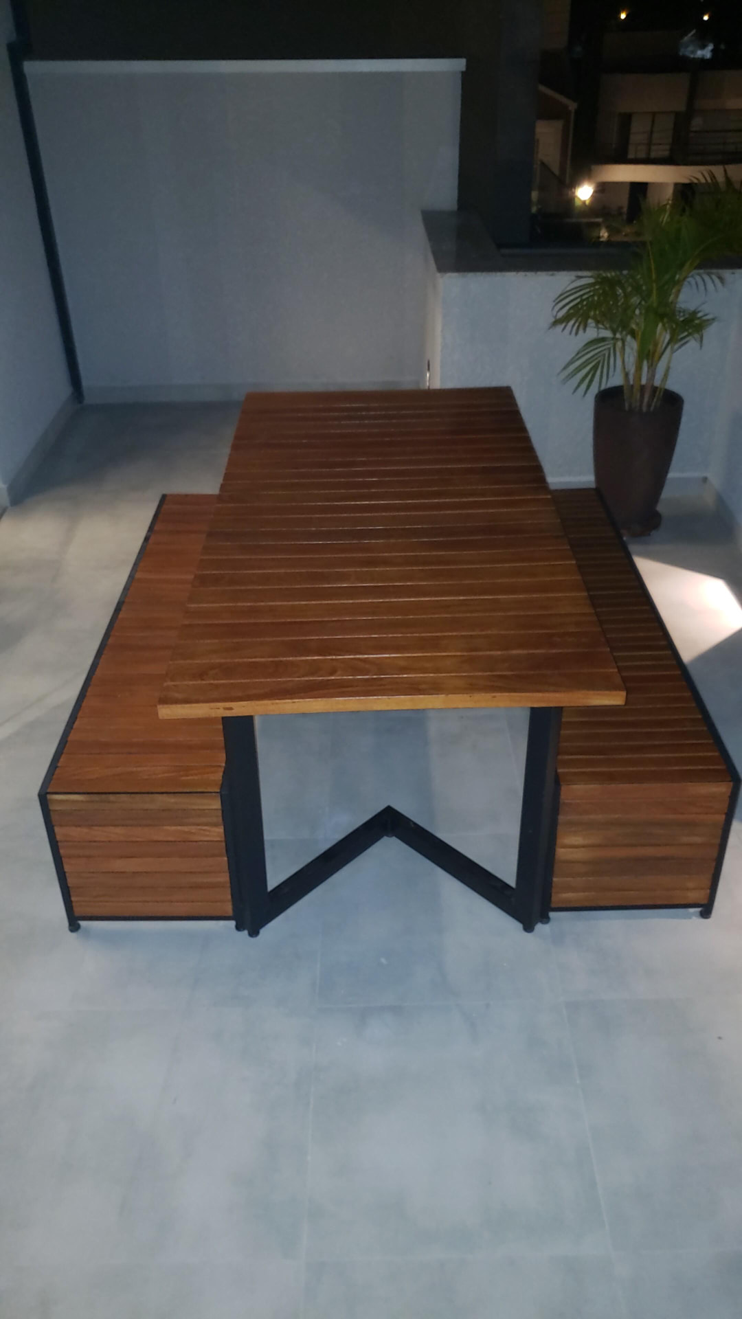 Conjunto de mesa e bancos em madeira para área externa