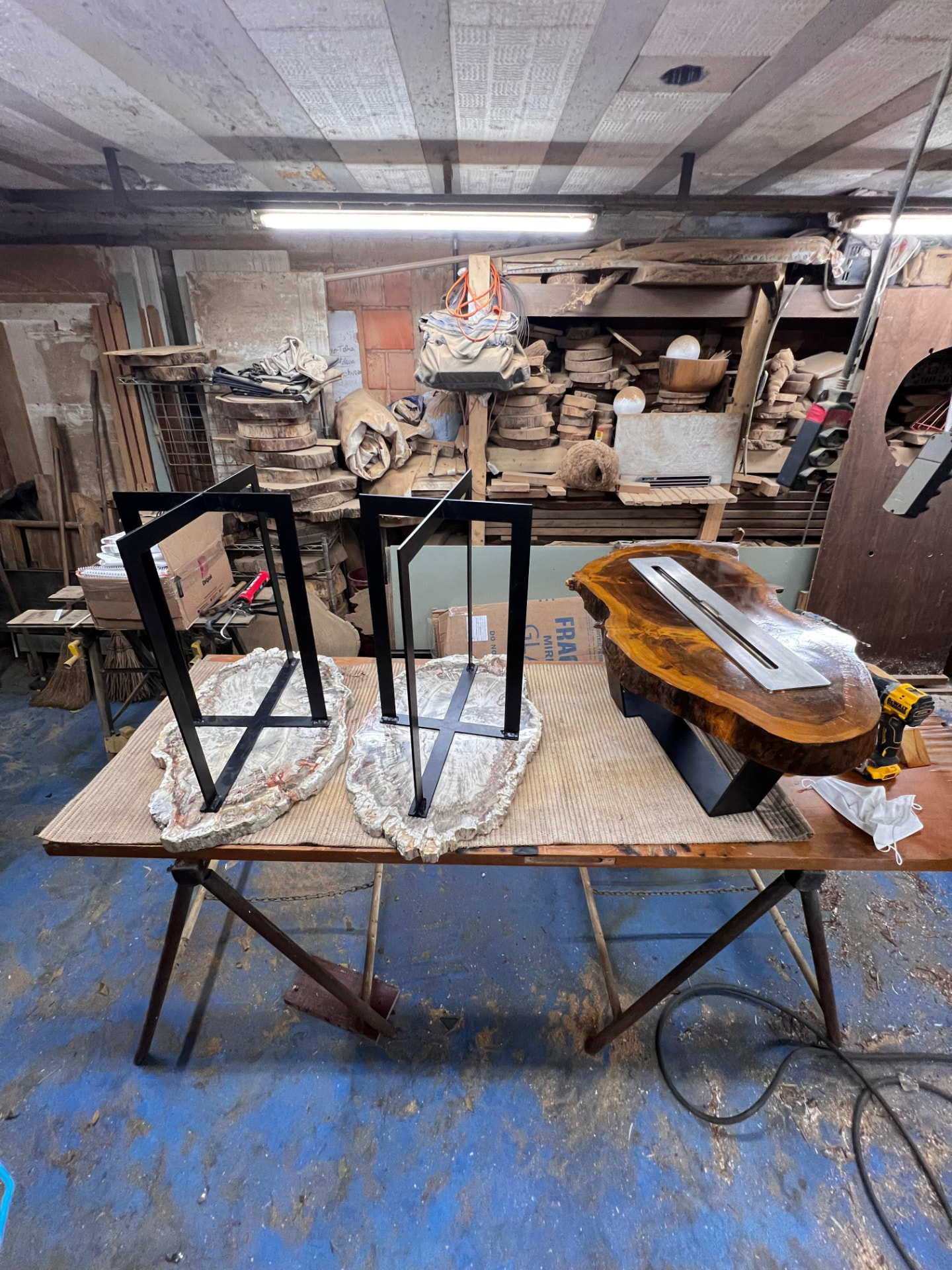 Peças artesanais em madeira e metal durante a produção na oficina