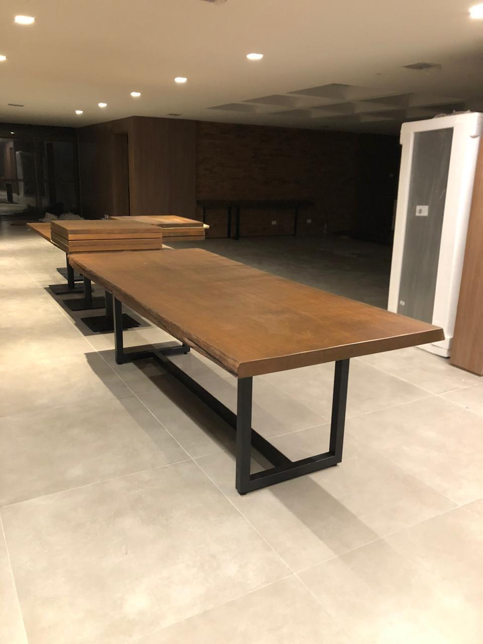 Mesa longa de madeira com base metálica